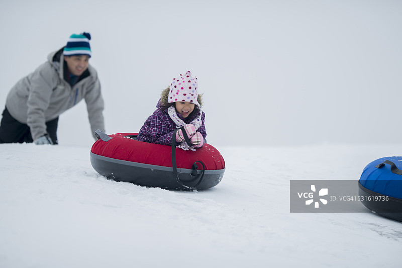 滑雪橇的小女孩图片素材
