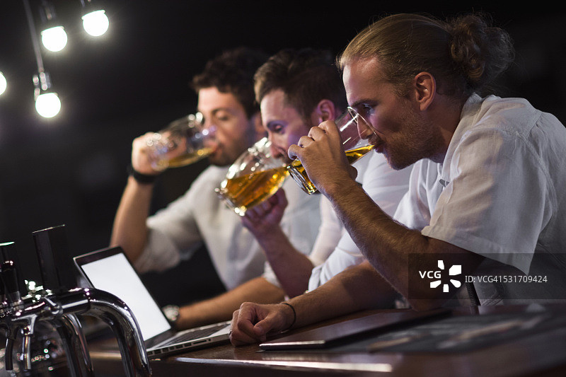 一群男人在酒吧玩得很开心图片素材