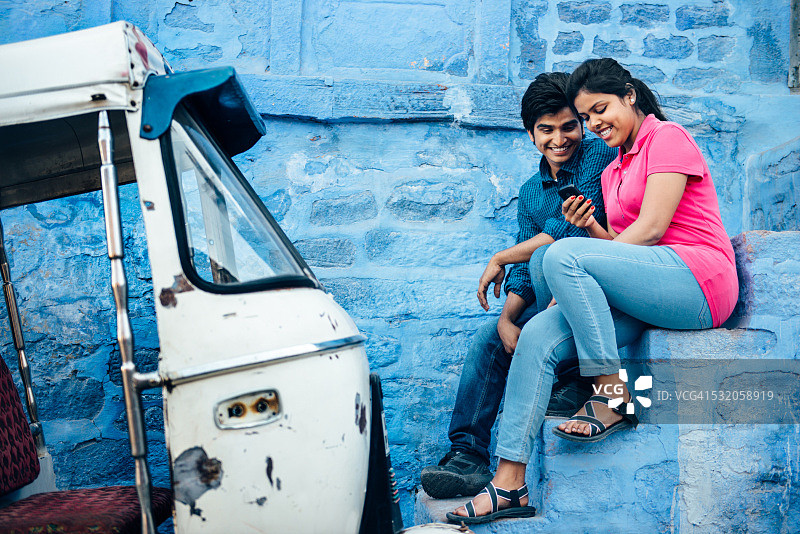 焦特布尔，一对年轻的印度夫妇在用智能手机图片素材