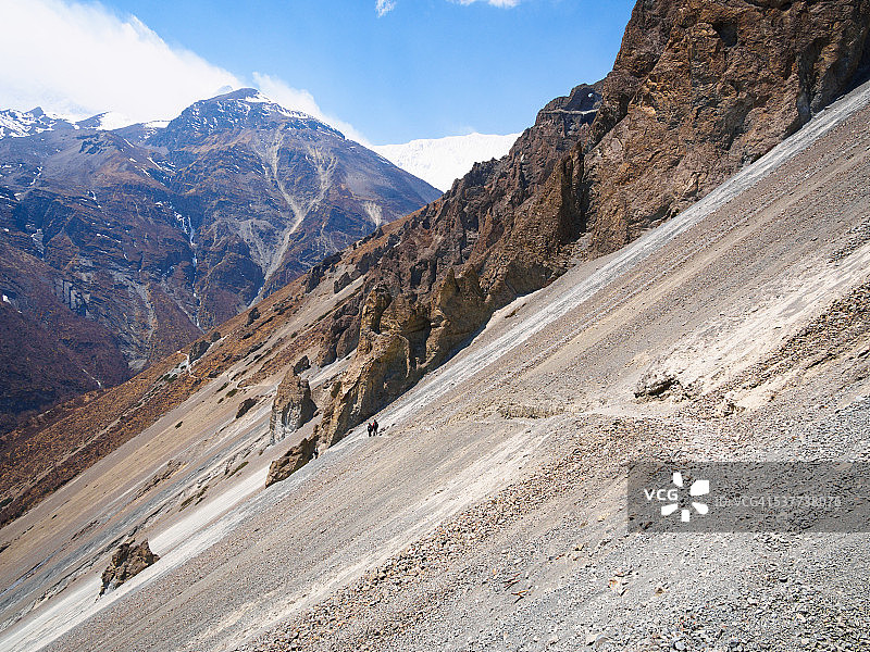 尼泊尔，马南:经过不稳定的碎石斜坡，到达喜马拉雅山安纳普尔纳的蒂里科大本营图片素材