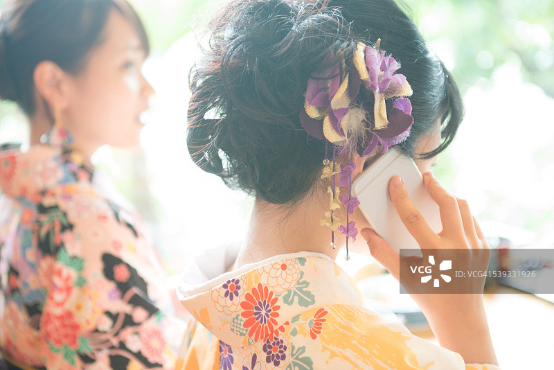 日本京都，穿着和服的美丽日本女人图片素材