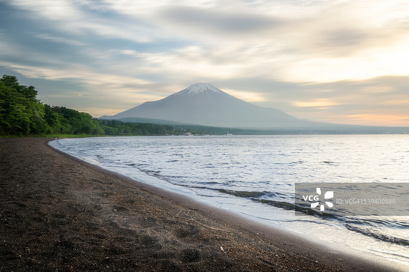 日本富士山和山中湖。海滨和史诗般的黄昏图片素材