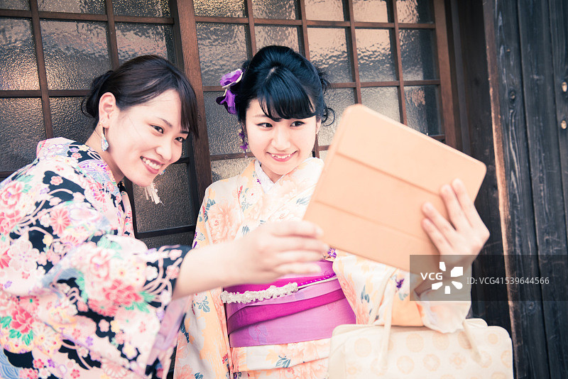 美丽微笑的日本妇女在自拍，京都，日本图片素材