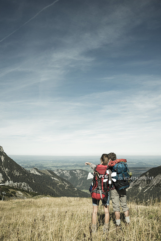 奥地利，蒂罗尔，坦海默·塔尔，看地图的年轻徒步旅行者图片素材