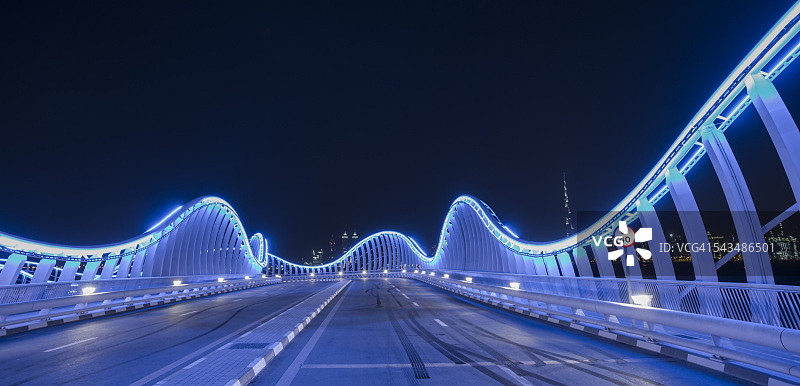 一辆车停在发光的蓝色桥上图片素材