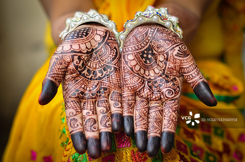 有指甲花纹身的印度新娘的手图片素材