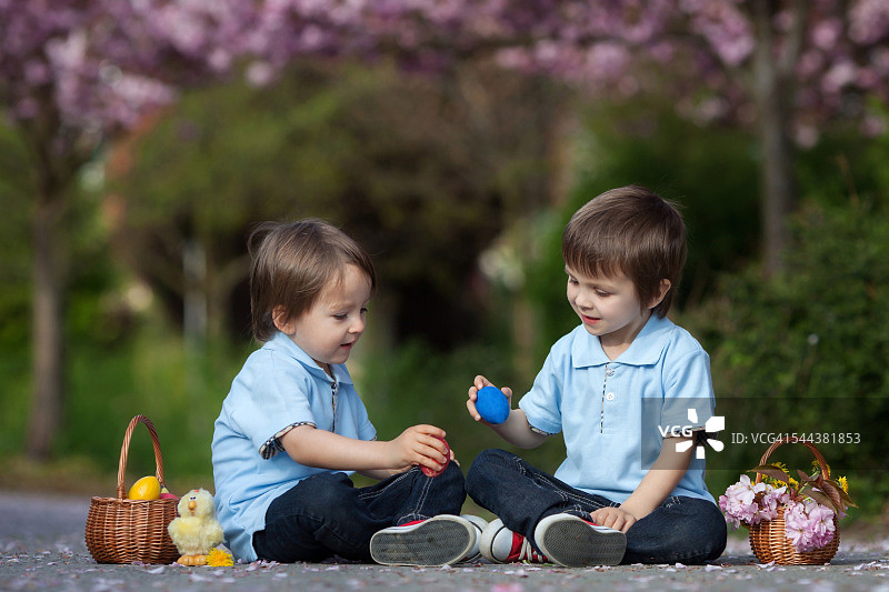 两个男孩，在公园里玩复活节彩蛋图片素材