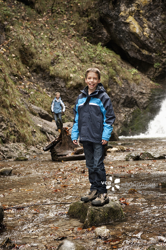 两个孩子在瀑布，德国巴伐利亚，欧洲图片素材
