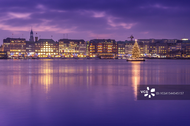 德国，汉堡，市中心的天际线与发光圣诞树在阿尔斯特河图片素材