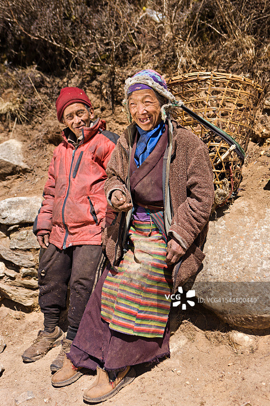 一对尼泊尔夫妇在珠穆朗玛峰国家公园图片素材