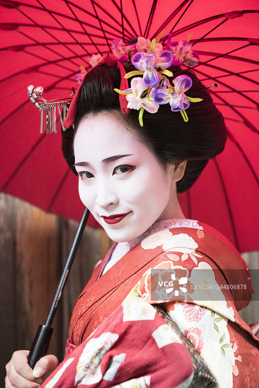 年轻女子穿着日本艺妓服装，头发上插着花图片素材
