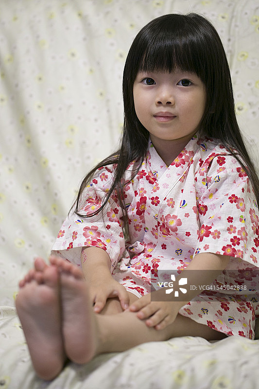 一个可爱的女孩穿着日本浴衣，向前看图片素材
