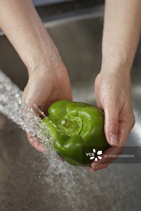 洗青椒的女人图片素材
