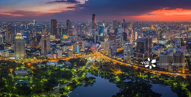 曼谷中心和朗皮尼公园全景图片素材