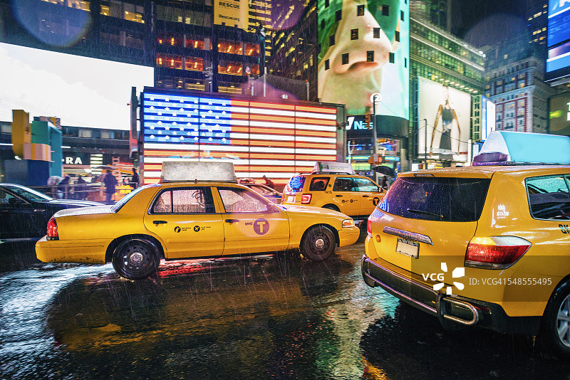 美国纽约时代广场上的黄色出租车和霓虹灯图片素材