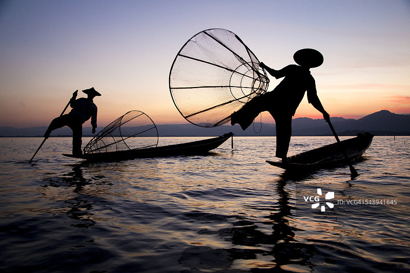 缅甸茵莱湖，人们在钓鱼图片素材