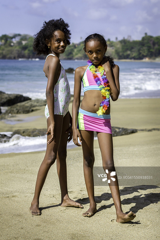 特立尼达姐妹在多巴哥海滩泳装图片素材