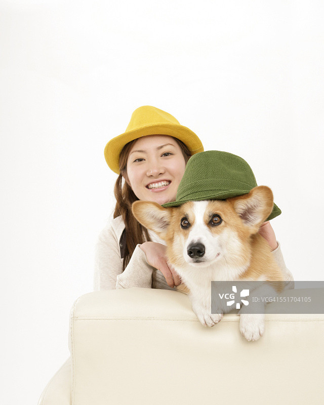 戴狗狗帽子的快乐女人图片素材