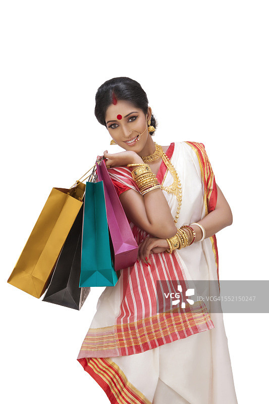 孟加拉妇女拿着购物袋的肖像图片素材