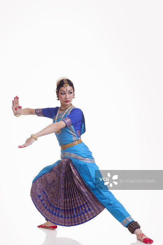全长度的印度女性在白色背景上表演古典舞蹈图片素材