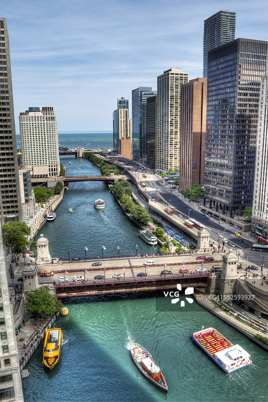 下午在芝加哥河上空图片素材
