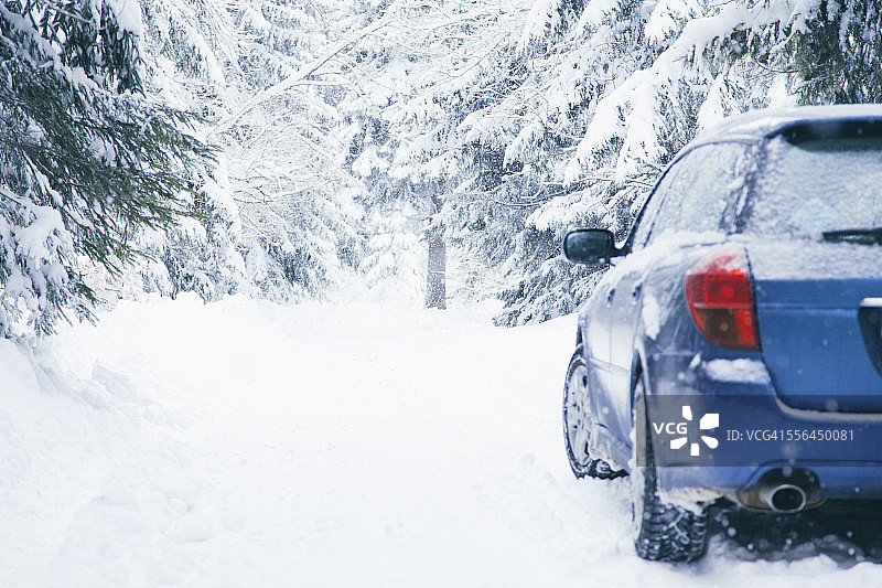 保加利亚，维托沙，汽车行驶在雪地上图片素材