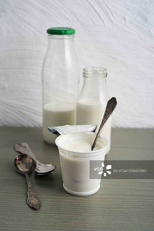 瓶装牛奶和一杯天然酸奶图片素材