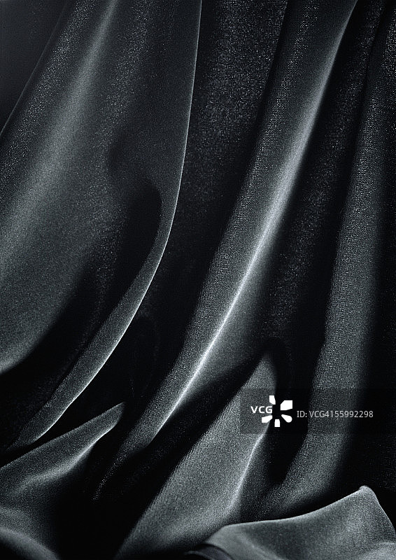 褶皱在闪亮的黑色织物，特写，全框架图片素材