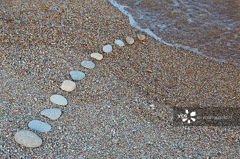 大小的鹅卵石排列在海滩上图片素材