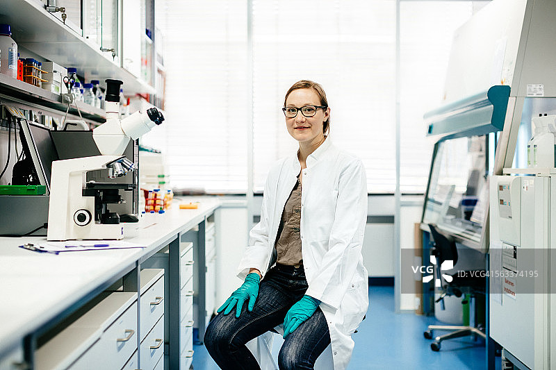 女科学家在实验室的肖像图片素材