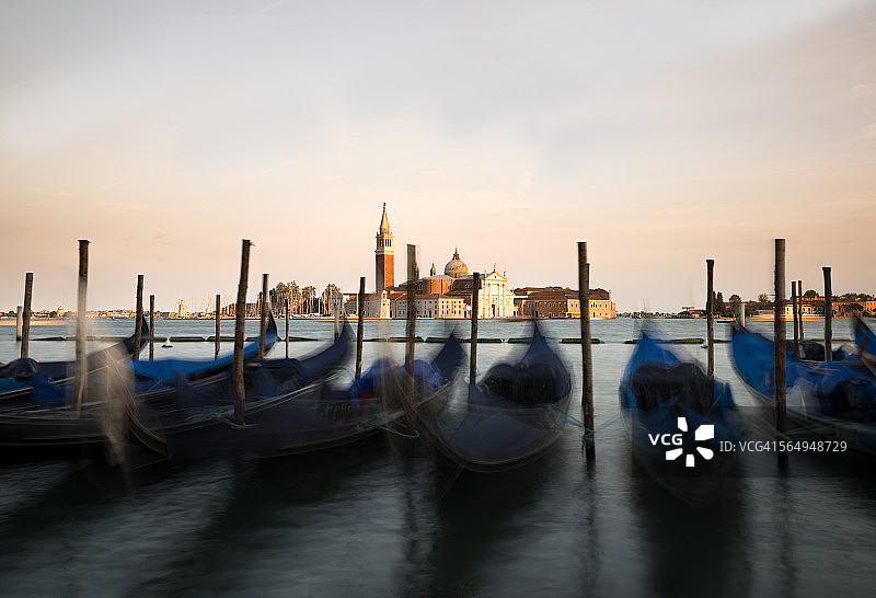 意大利，威尼斯，黄昏时分，贡多拉在圣乔治马乔雷前图片素材