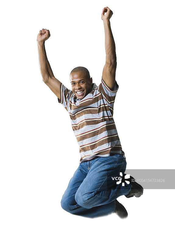 一个年轻人在半空中跳跃的肖像图片素材