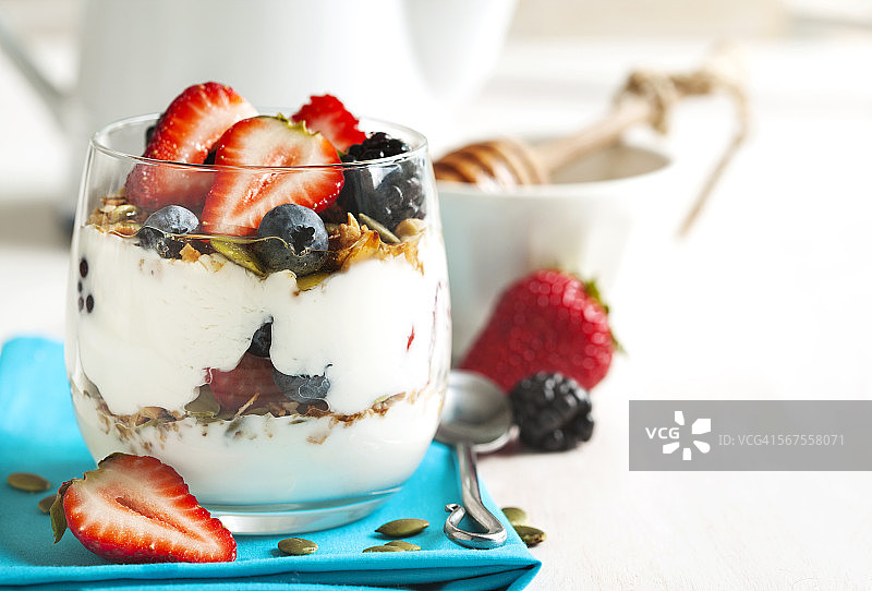 自制格兰诺拉麦片配酸奶，浆果和蜂蜜图片素材