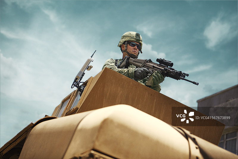 在战斗中，一名陆军士兵在悍马中站岗图片素材