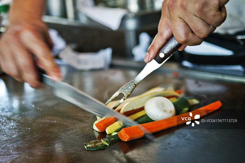 厨师在烤架上烹饪各种蔬菜图片素材