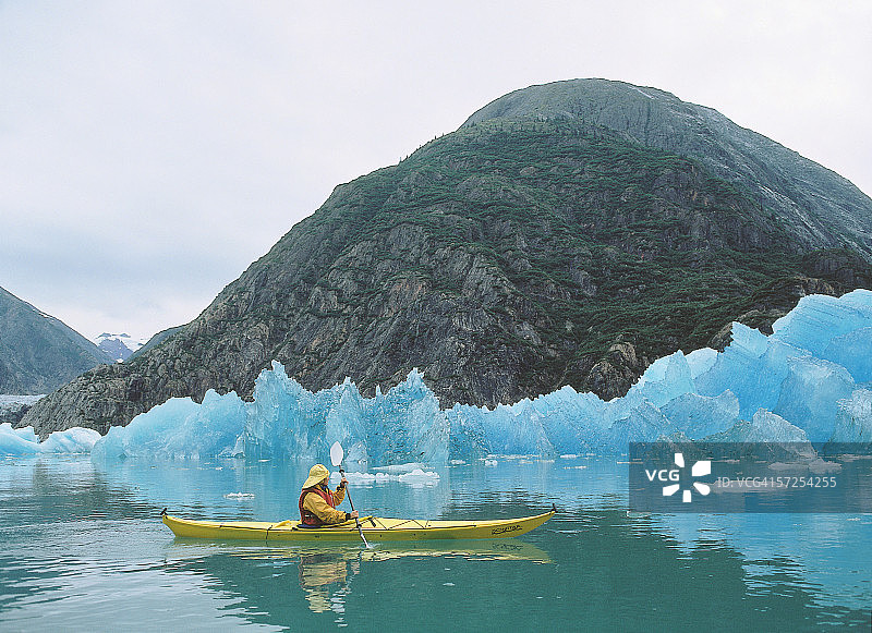 皮划艇在冰山前划桨。阿拉斯加。图片素材