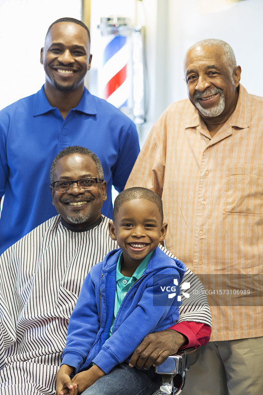 黑色理发师和家人在复古理发店微笑图片素材
