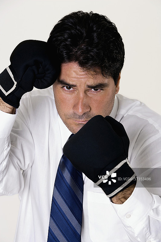 一个戴拳击手套的商人的肖像图片素材