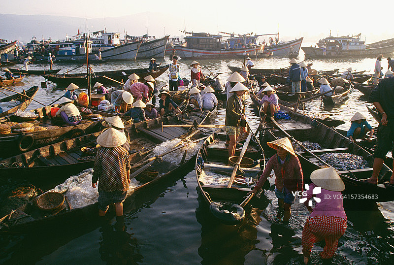 越南岘港的鱼市图片素材