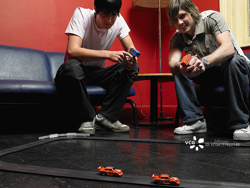 两个朋友在玩玩具跑道图片素材