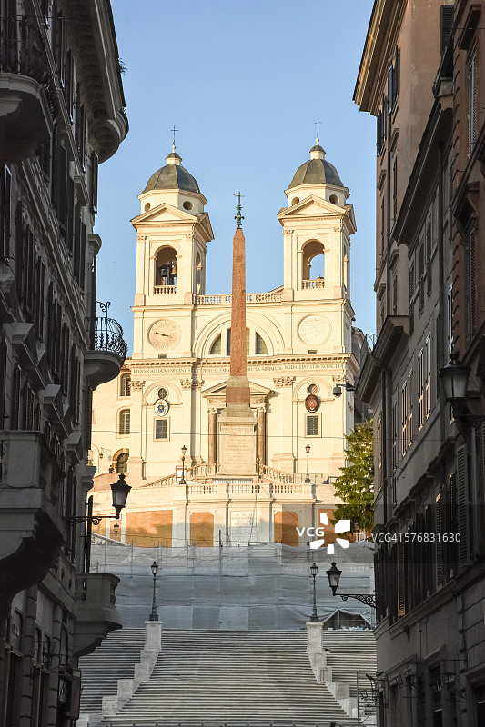 意大利，罗马阳光下的Trinita dei Monti和西班牙台阶图片素材