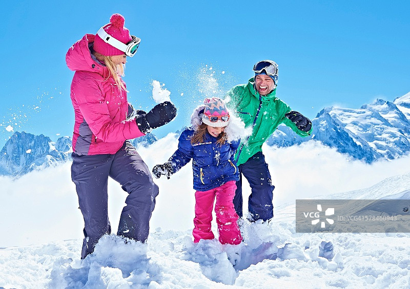 一家人打雪仗，夏蒙尼，法国图片素材