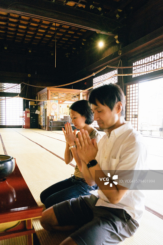 在佛教寺庙祈祷的日本夫妇图片素材