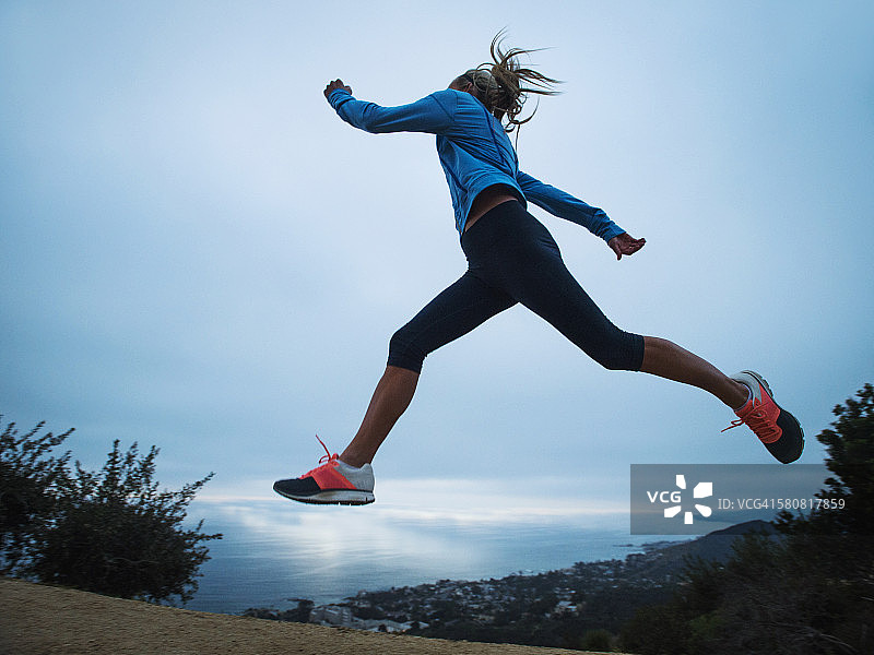 美国，加州，拉古纳·尼格尔，在山上跑步的女人图片素材