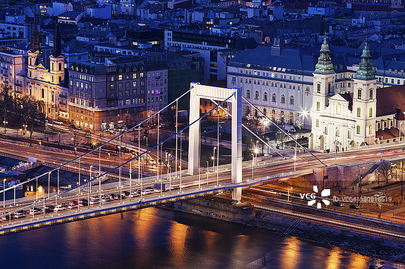 匈牙利，布达佩斯，伊利莎白大桥和方济会教堂的滨河城市景观图片素材
