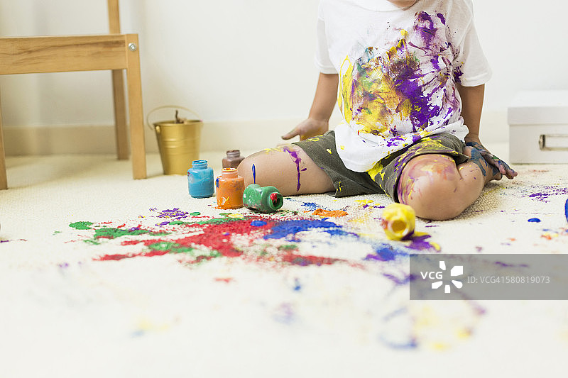 男孩(2-3)在地毯上画画图片素材