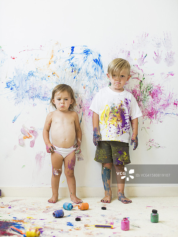 孩子(2-3)在墙上画画图片素材