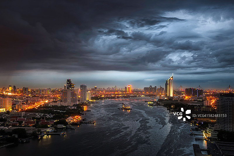 湄南河和雨图片素材