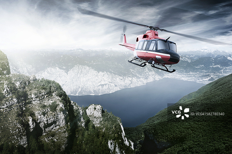 直升机飞过高山和湖泊图片素材