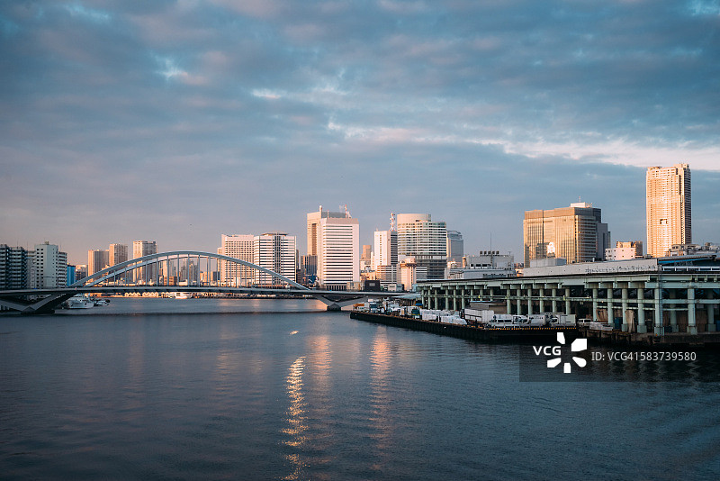 日本——黎明时分的东京筑地鱼市图片素材